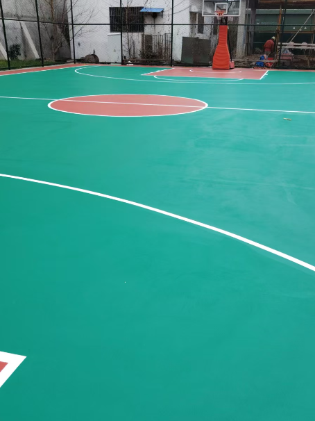 渭城 球场长期使用易出现地面开裂
